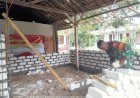 Semangat Babinsa Tambelangan Sampang Tak Pernah Padam, Pemasangan Dinding Rutilahu Ibu Salama Terus Dikebut